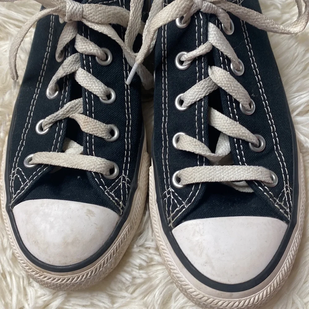 Converse Black Low Cut White Lace Up Sneakers Kid’s Size 1 Excellent Condition